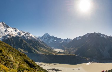 Ulusal Park 'taki Sealy Tarns pistinden Alp Mueller ve Hooker göllerine ve Aoraki Cook Dağı' na bakıyorum.