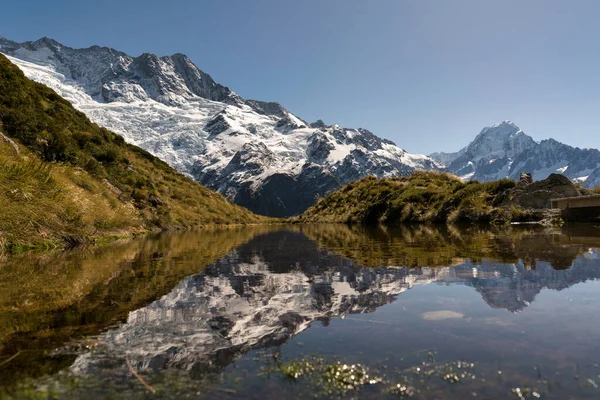 Mała Alpejska Tarna Szczycie Toru Sealy Tarns Odbiciami Odbitymi Pokrytych — Zdjęcie stockowe