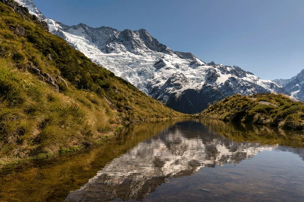 Malý Alpský Tarn Vrcholu Stezky Sealy Tarns Zrcadlovými Odlesky Zasněžených — Stock fotografie