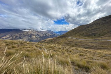 Crown Range yolunun tepesinden Queenstown Vadisi 'ndeki tarım arazisine bakıyor.