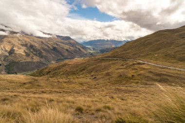 Crown Range yolunun tepesinden Queenstown Vadisi 'ndeki tarım arazisine bakıyor.
