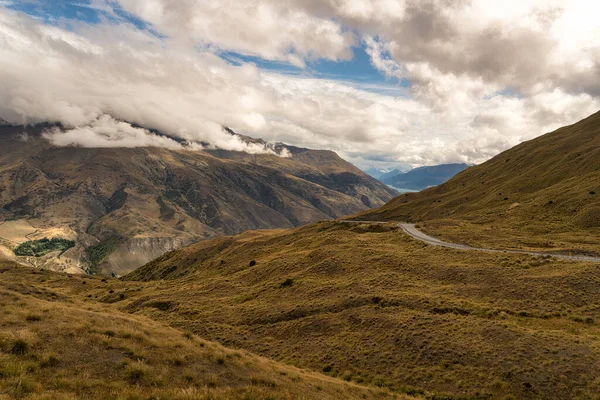 Crown Range yolunun tepesinden Queenstown Vadisi 'ndeki tarım arazisine bakıyor.