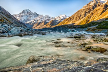 Hooker Vadisi 'ndeki buzul alp gölü Hooker Vadisi' ndeki Güney Alpleri 'nin en yüksek tepelerinin dibinde duruyor.