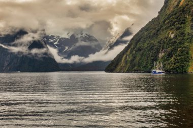Milford Sound, Yeni Zelanda 'nın güneyindeki Fiordland' da yer alan bir şehirdir. Mitre Tepesi, yağmur ormanları ve şelaleleri ile ünlüdür.