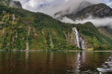 Milford Sound, Yeni Zelanda 'nın güneyindeki Fiordland' da yer alan bir şehirdir. Mitre Tepesi, yağmur ormanları ve şelaleleri ile ünlüdür.