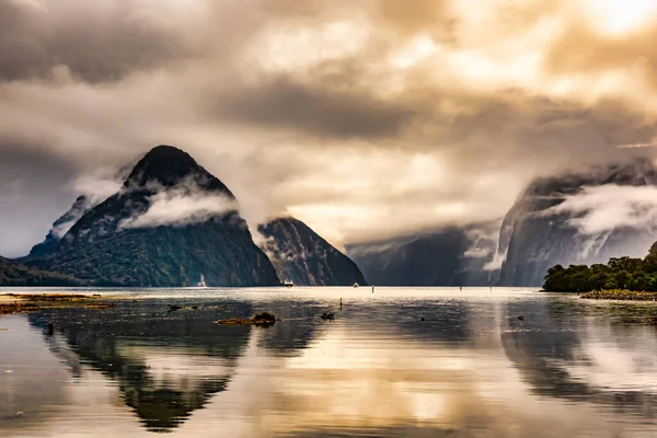 Milford Sound Fiordlandben Van Zélandon South Islanden Ismert Mitre Csúcs — Stock Fotó