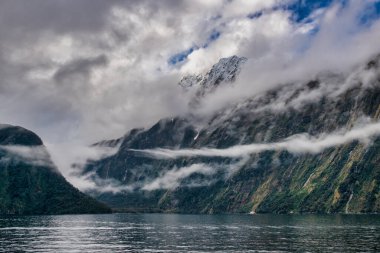 Fırtınalı havada Fiordland Ulusal Parkı 'nda dünyaca ünlü Milford Sound