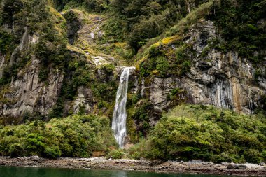 Fırtınalı havada Fiordland Ulusal Parkı 'nda dünyaca ünlü Milford Sound