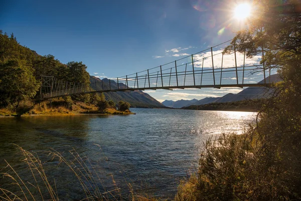 Swingový Most Velmi Odlehlého Izolovaného Jezera South Mavora Obklopený Bujným — Stock fotografie