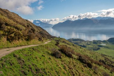 Wanaka 'daki Roys Peak pistinde yürüyen Yeni Zelanda' nın en iyi yürüyüşlerinden biri.