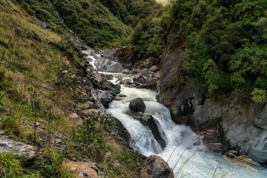 Güçlü Haast nehri Haast Kapıları 'ndan dağ geçidine akıyor.