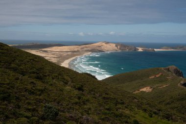 Tazman Denizi ve Pasifik Okyanusu 'nun buluştuğu yer Cape Reinga ve tarihi deniz feneri.