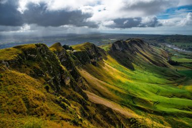 Dik tepe Te Mata Tepesi Hawkes Körfezi 'nin kuzeyindeki Havelock Körfezi' nin hemen dışında Tuki Tuki Vadisi 'nde yemyeşil tarım arazisi var.