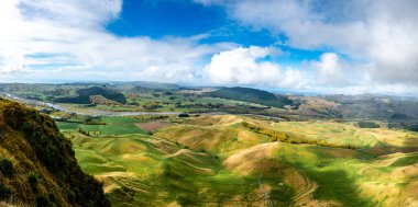 Dik tepe Te Mata Tepesi Hawkes Körfezi 'nin kuzeyindeki Havelock Körfezi' nin hemen dışında Tuki Tuki Vadisi 'nde yemyeşil tarım arazisi var.