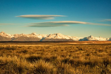 Tekapo kırsalından Twizel yoluna çıkarılan merceksi bulutlarla kaplı Güney Alpleri karla kaplıydı.