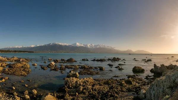 Pobřežní Východ Slunce Kaikoura Zasněženými Horami Pozadí — Stock fotografie