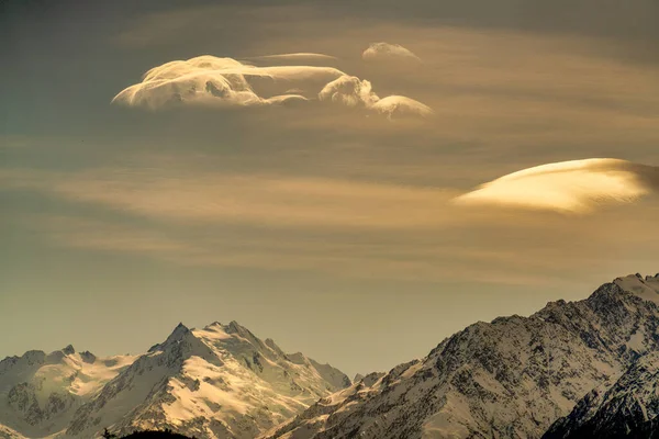 Unglaubliches Licht Und Atemberaubende Wolkenformationen Über Den Berggipfeln Des Cook — Stockfoto