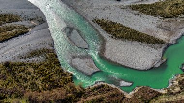 Havadan nehir ormanı ve vadiden geçerek Alp Lewis Geçidi 'ne çıkan çarpıcı yolun dağ manzarası.
