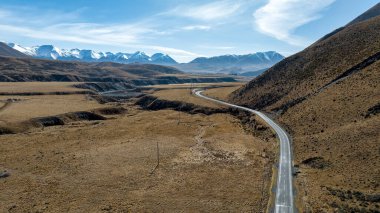 Alpine Castle Tepesi ve Porter 'ların etrafındaki kayak alanı üzerinde insansız hava aracı olan hava manzarası.