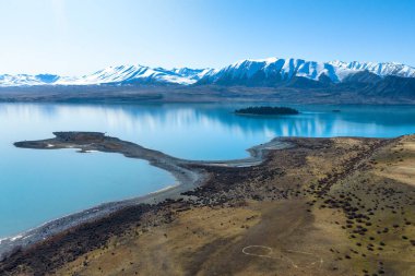 Tekapo Gölü 'nün Godleys' ten Glenmore İstasyonu 'na giden uzun yolda çakıl yolu manzarası