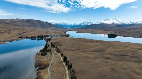 NZ 'nin Ashburton Dağlık Bölgesi' ndeki dağlık göllerin yüksek açılı manzarası