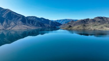Benmore Gölü 'nün Yeni Zelanda' nın güney adasını kesen denizcilerdeki görüntüsü.