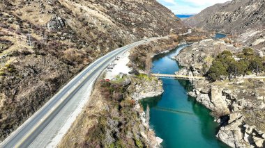 Kawarau nehrinin hava fotoğrafçılığı Queenstown yakınlarındaki Kawarau Boğazı 'ndan şiddetle akıyor.