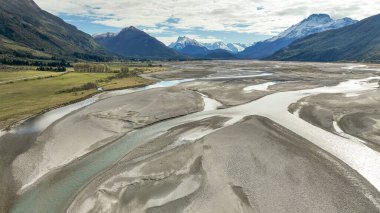 Glenorchy Dağı yakınlarındaki örgü örülmüş Dart nehrinin insansız hava aracı fotoğrafı.