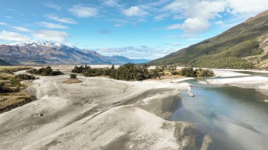 Glenorchy Dağı yakınlarındaki örgü örülmüş Dart nehrinin insansız hava aracı fotoğrafı.