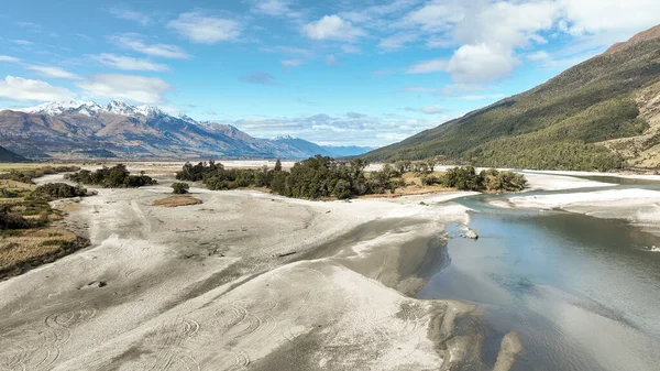 Glenorchy Dağı yakınlarındaki örgü örülmüş Dart nehrinin insansız hava aracı fotoğrafı.