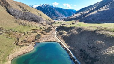 Kirkpatrick Gölü 'nün uzaktan kumandalı kırsal Moke Gölü' ne giden insansız hava aracı görüntüsü Queenstown yakınlarında.