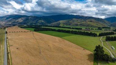 Kırsal bir vadide tarım arazisi