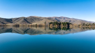 Şafak vakti Twizel köyü yakınlarındaki Ruataniwha Gölü 'nün bir parçası olan sakin Wairepo kol gölünün manzarası