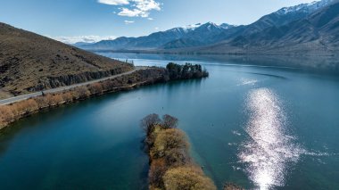 Benmore Gölü ve kırsal kesiminde ve dağ sırasının üzerinde güzel panoramik manzaralı drone fotoğrafçılığı