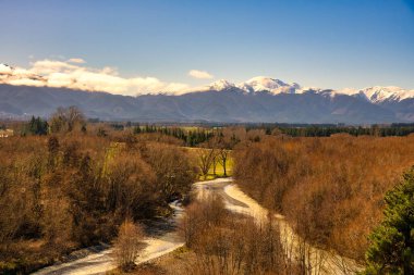 Waiau ve Hanmer nehirlerinin Hanmer Springs bungee jumping sahasında birleştiği yerden nehir ve güney Alpleri manzarası