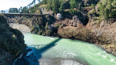 Waiau ve Hanmer nehirlerinin Hanmer Springs bungee jumping sahasında birleştiği yerden nehir ve güney Alpleri manzarası
