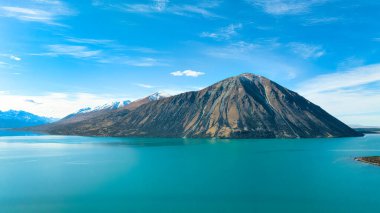 Ohau Gölü 'nün el değmemiş güzelliği karla kaplı güney Alp Dağları sıradağlarıyla çevrili.