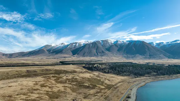 Ohau Gölü 'nün el değmemiş güzelliği karla kaplı güney Alp Dağları sıradağlarıyla çevrili.