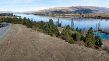 Ruataniwha Gölü Rota Manzarası Suyun üzerindeki bir drondan izleniyor