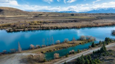 Ruataniwha Gölü Rota Manzarası Suyun üzerindeki bir drondan izleniyor