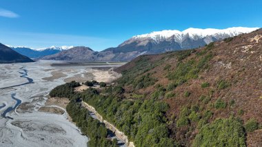 Alp Arthur Geçidi 'nden akan çok az suyla örülmüş nehrin havadan çekilmiş fotoğrafı.