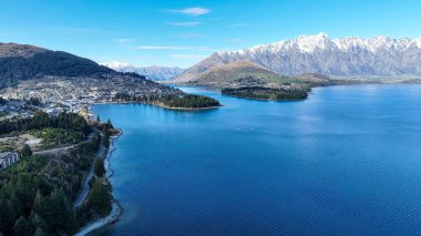 Wakatipu Gölü 'nün güney ucundaki Queenstown kasabasındaki körfezlerin ve körfezlerin insansız hava aracı görüntüsü.