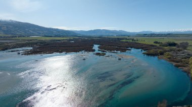 Dunstan Gölü 'nün panoramik hava droneview' leri ve merkez Otago 'daki dağlık kıyı şeridi.