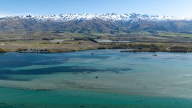 Dunstan Gölü 'nün panoramik hava droneview' leri ve merkez Otago 'daki dağlık kıyı şeridi.
