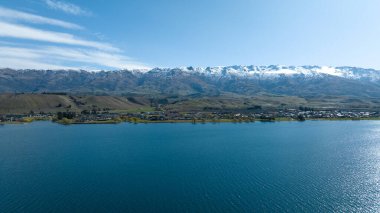 Dunstan Gölü 'nün panoramik hava droneview' leri ve merkez Otago 'daki dağlık kıyı şeridi.