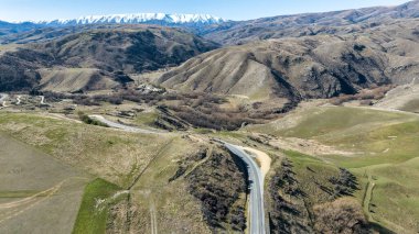 Lindis Geçidi yakınlarındaki Cluden Tepesi 'nin zirvesinden itibaren kırsal tarım arazileri ve tarım kırsalları