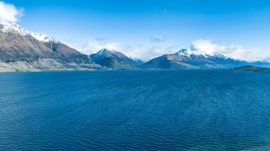 Wakatipu Gölü kıyısındaki dağlık kıyı manzarasına insansız hava aracı perspektifi