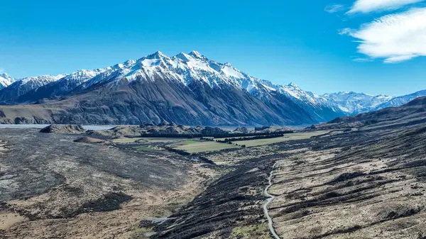 Kuru alp Hakatere koruma parkı karla çevrili güney Alp dağlarıyla çevrili.