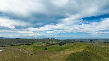 Yeni Zelanda 'nın göbeğinde tarım ve tarım kırsal alanlarını kapsayan yuvarlanan yeşil tepeler ve vadiler
