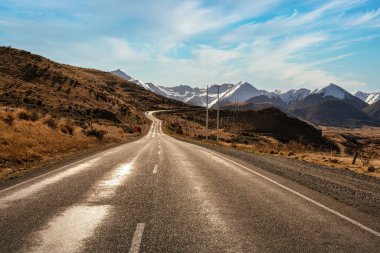 NZ doğu kıyısından batı kıyısına giden otoyol Alpine Arthurs Geçidi 'nden geçiyor.